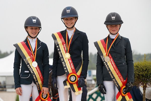 Le podium du championnat de Belgique Children, avec Louise Ameeuw à la troisième place Le podium du championnat de Belgique Children, avec Louise Ameeuw à la troisième place
