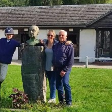 La famille autour du buste de Paul Daout à Gesves